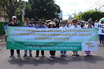 De los aproximadamente 6,900 médicos que integran el sistema sanitario, unos 5,300 tienen plazas permanentes y, según el Gobierno, reciben sus salarios y beneficios. (Foto: Cortesía)