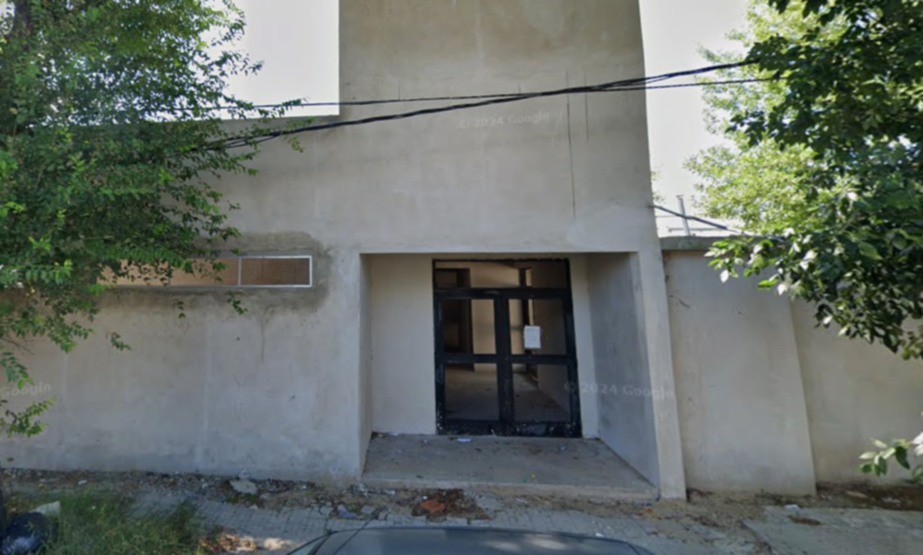 Fachada de un edificio en La Plata donde un jardín fue víctima de su séptimo robo en lo que va del año, evidenciando una preocupante situación de inseguridad. (Google Maps)