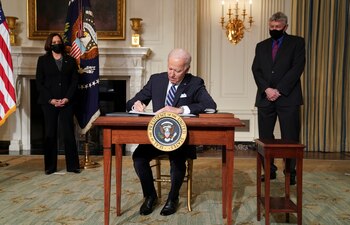El presidente Joe Biden firma
