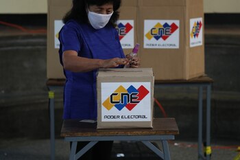 Una mujer ejerce su derecho