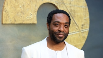 Chiwetel Ejiofor, protagonista de Backrooms, analizó el trasfondo de la película y el papel del terror como espejo de la realidad