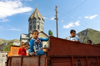 Niños armenios étnicos de Nagorno