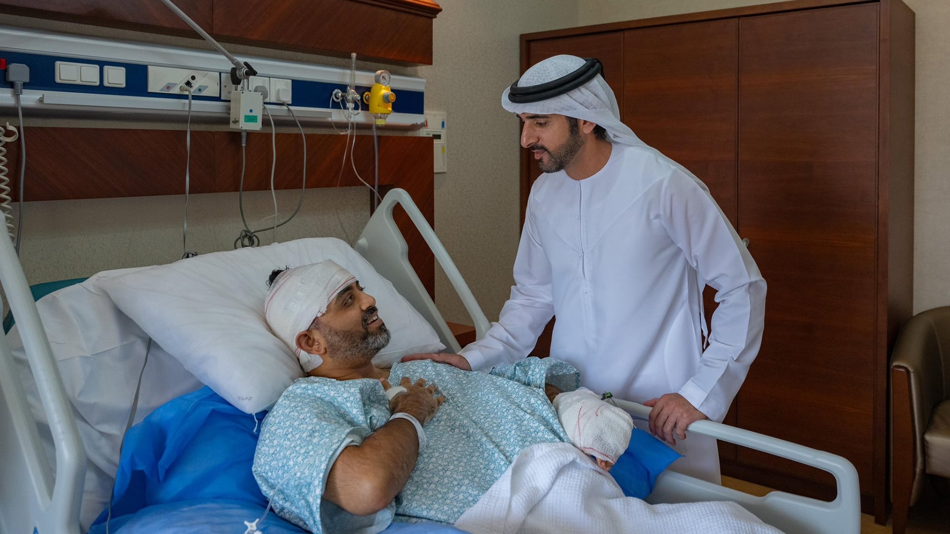 El príncipe heredero de Dubái, Hamdan bin Mohammed Al Maktoum, visita a Smit Machhar durante su hospitalización en Abu Dabi