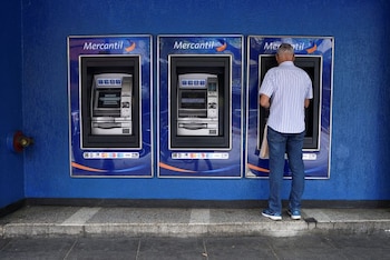 Un hombre saca dinero de un cajero automático, en Caracas, Venezuela 10 de febrero 2023. REUTERS/Gaby Oraa
