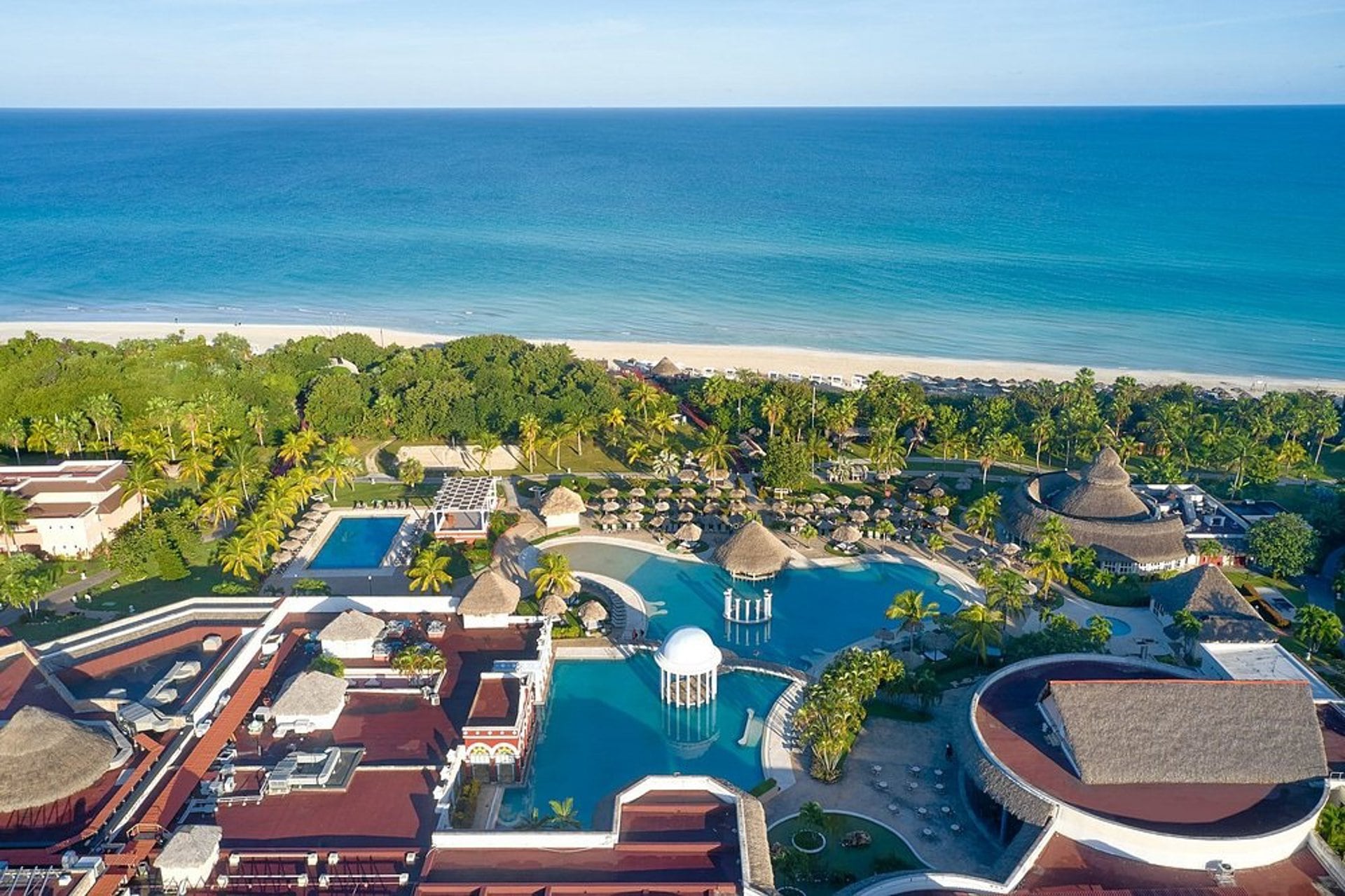 El Consell de Mallorca califica como una "mala noticia" la salida de las hoteleras de Cuba y se pone "a su disposición"