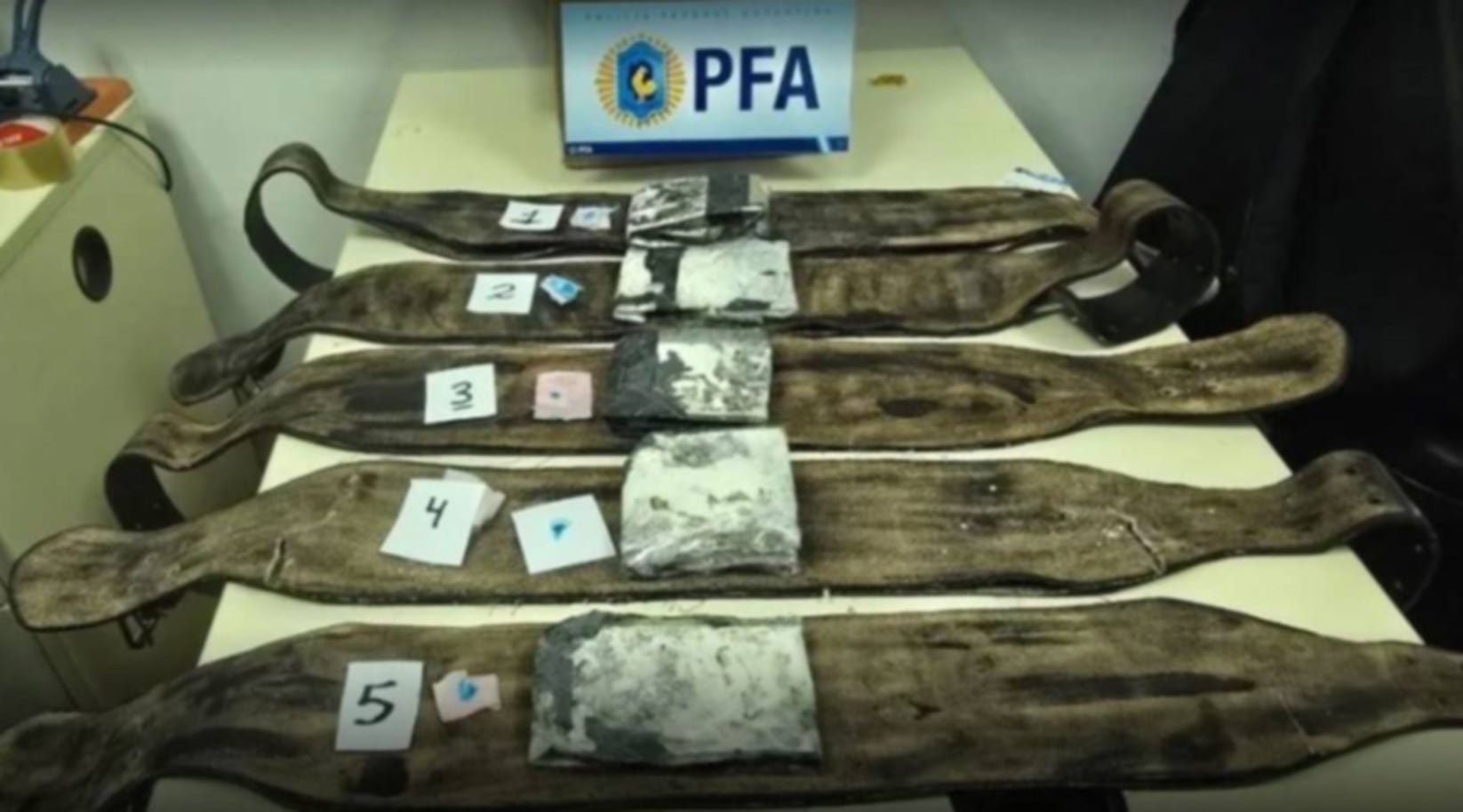 Los cinco cinturones con la cocaína hallados dentro de una caja de cartón (El Tribuno)