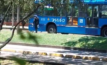 Encapuchados incendian un bus del