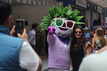 Mientras persisten los reclamos sociales, en lugares emblemáticos como la Explanada del Coloso de Santa Úrsula y otros lugares destacados de la capital se ha observado una atmósfera festiva (Zurisaddai González | Infobae México)