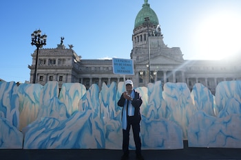 Protesta frente al Congreso mientras se debatia la ley (AP)