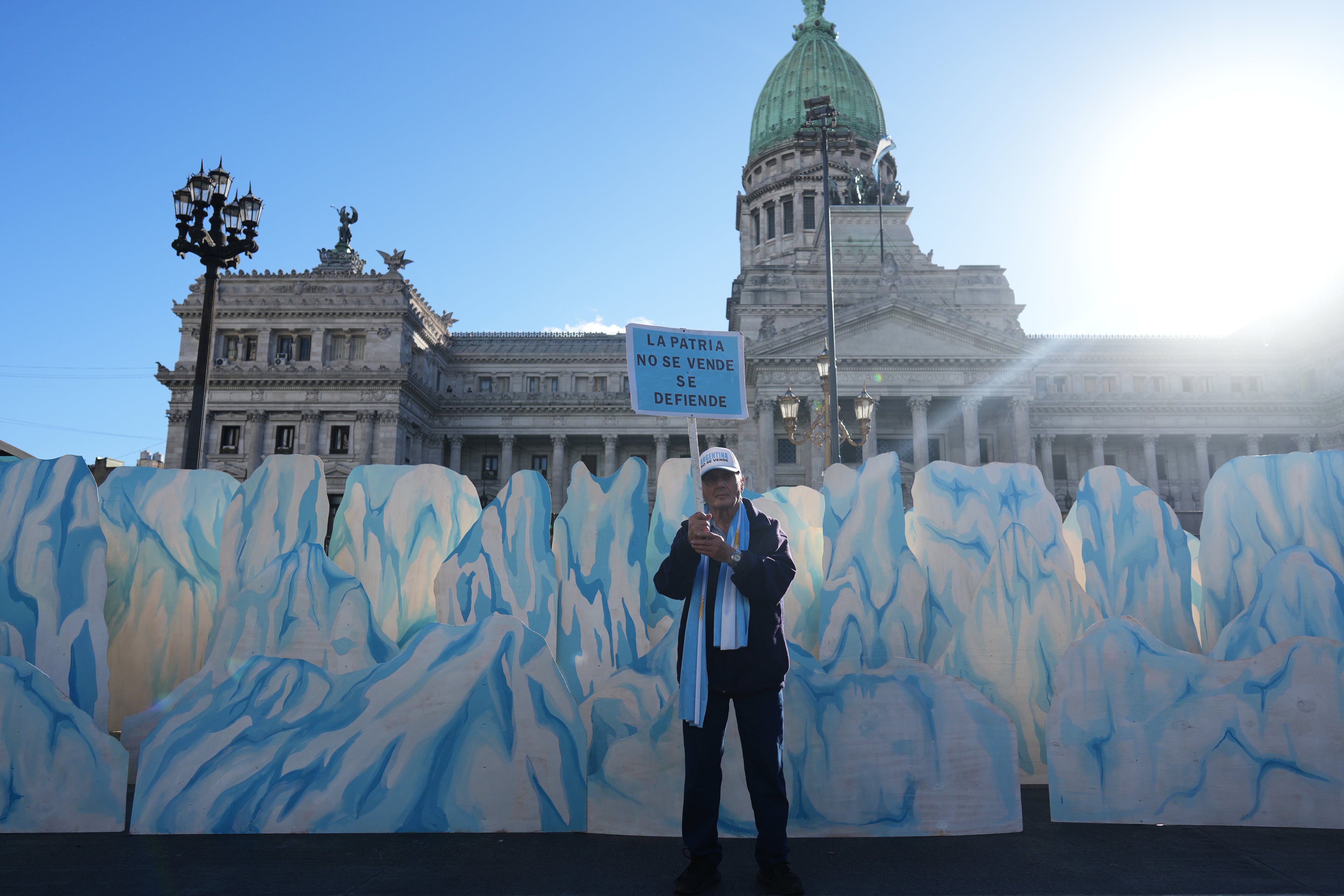 Protesta frente al Congreso mientras se debatia la ley (AP)