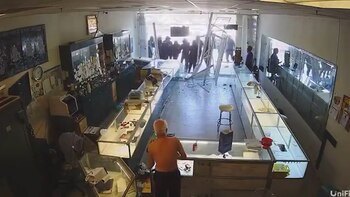 Video muestra a más de una docena de ladrones enmascarados asaltan una joyería en California