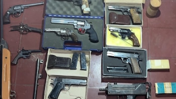 Allanaron una casa por un conflicto familiar y encontraron un arsenal de armas y explosivos