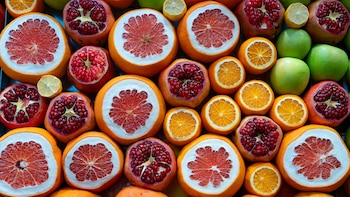 La fruta que disminuye la presión arterial y lucha contra la inflamación crónica: su acción favorece “un envejecimiento saludable”, según un estudio