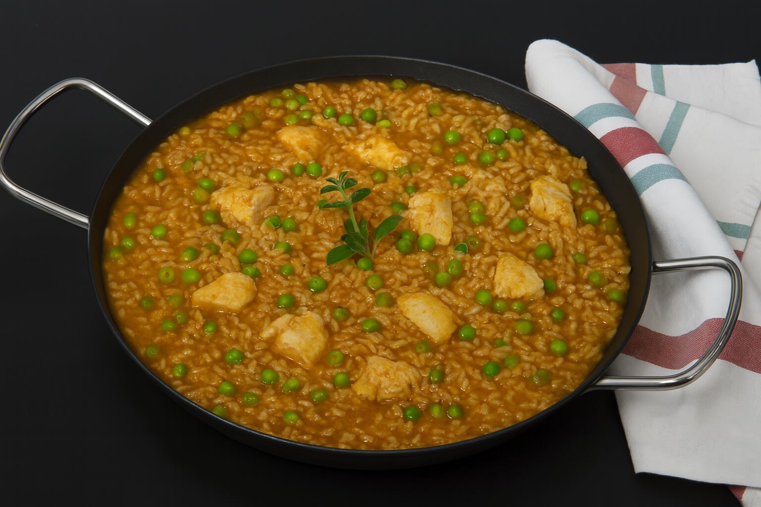 El guiso de arroz con pollo es una alternativa económica y abundante que reúne tradición y sabor en cada cucharada (Imagen Ilustrativa Infobae)