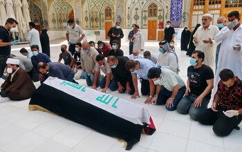 Familiares y amigos de Hisham al-Hashemi rezan junto al ataúd del academico durante el funeral en Najaf este martes (REUTERS/Alaa al-Marjani)