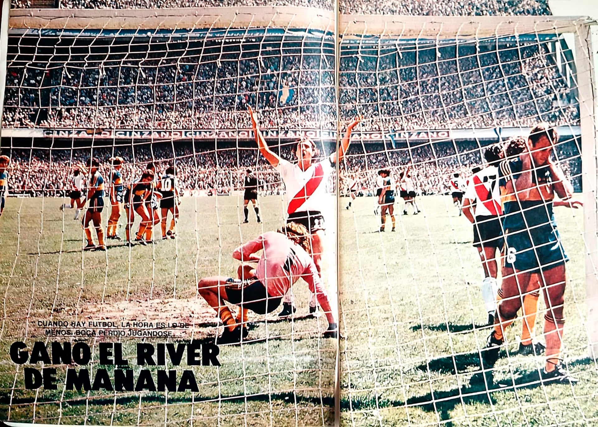 El Beto Alonso celebra el gol de Kempes que marcó el empate, ante el desconsuelo de Mouzo. Ingenioso título de la revista El Gráfico