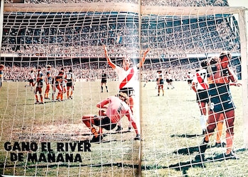 El Beto Alonso celebra el gol de Kempes que marcó el empate, ante el desconsuelo de Mouzo. Ingenioso título de la revista El Gráfico
