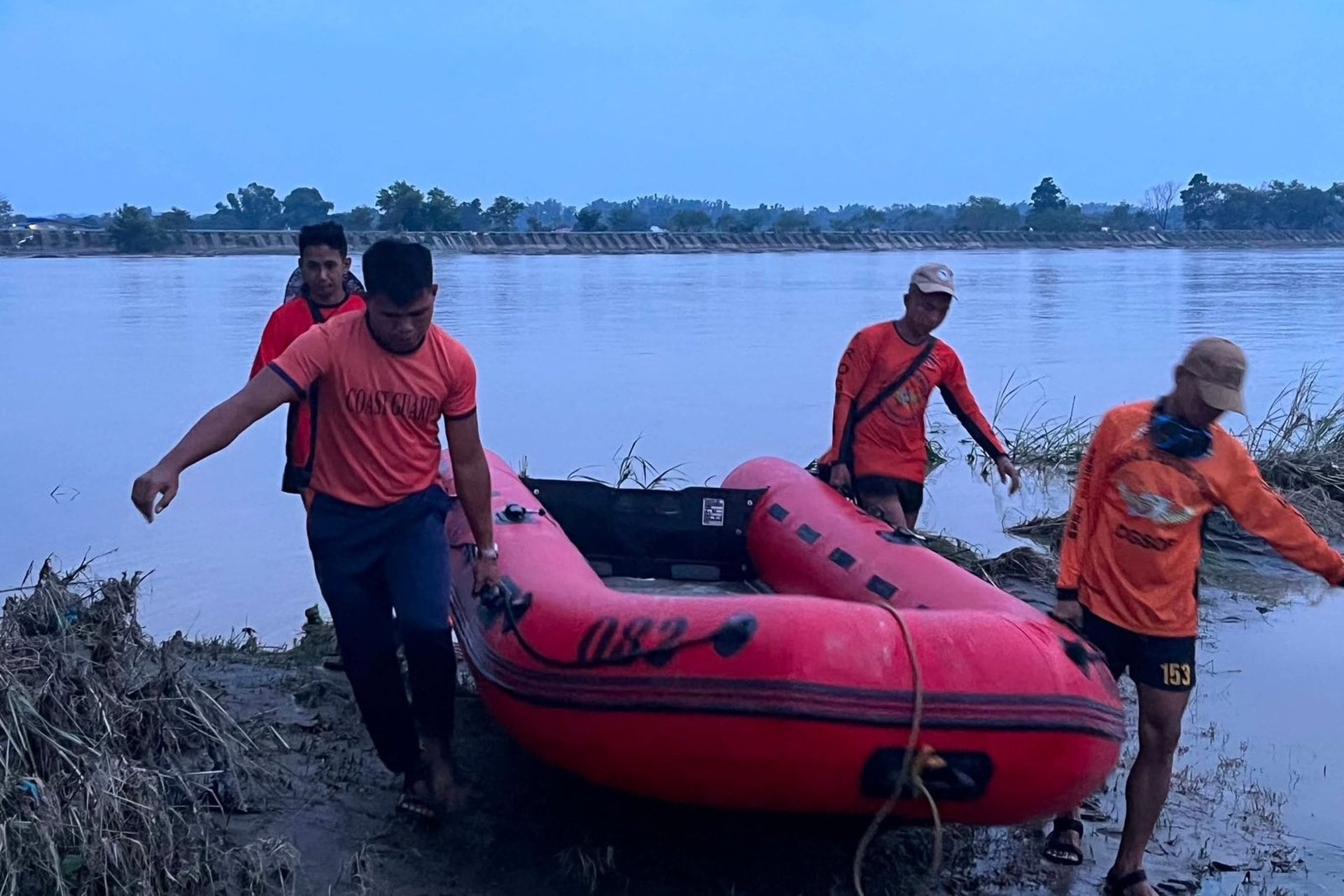 31/08/2026 Filipinas.- Al menos cinco muertos y 87 desaparecidos en el incendio de un barco en el oeste de Filipinas.
Al menos cinco personas han muerto, 42 han tenido que ser rescatadas y 87 permanecen desaparecidas tras incendiarse un barco cerca del municipio de Corón, en las islas Calamianes, en el oeste Filipinas.
SOCIEDAD ASIA FILIPINAS INTERNACIONAL ASIA
GUARDIA COSTERA DE FILIPINAS EN X