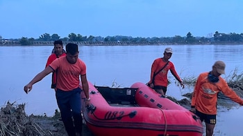 Al menos cinco muertos y 87 desaparecidos en el incendio de un barco en el oeste de Filipinas