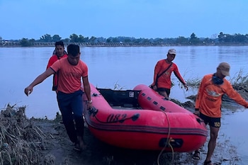 31/08/2026 Filipinas.- Al menos cinco muertos y 87 desaparecidos en el incendio de un barco en el oeste de Filipinas.
Al menos cinco personas han muerto, 42 han tenido que ser rescatadas y 87 permanecen desaparecidas tras incendiarse un barco cerca del municipio de Corón, en las islas Calamianes, en el oeste Filipinas.
SOCIEDAD ASIA FILIPINAS INTERNACIONAL ASIA
GUARDIA COSTERA DE FILIPINAS EN X