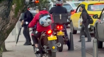 En sectores críticos, se detectó la circulación de hasta 40 motocicletas por minuto usando andenes como vías para evadir tráfico - crédito Diana Diago