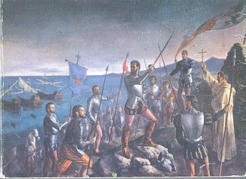 Pintura con soldados en armadura que sostienen lanzas y estandartes en una costa rocosa junto a un religioso con una cruz y barcos al fondo