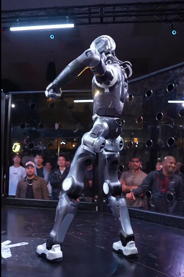 El rival mecánico fue el T800, un modelo humanoide fabricado por EngineAI. (X: frankie_lapenna)