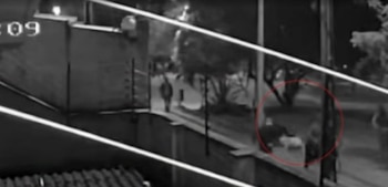 Los atacantes escaparon en un vehículo gris y, según la comunidad, otros cómplices los esperaban para facilitar la fuga - crédito Captura video CityTV