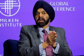 Personal de seguridad vigila el