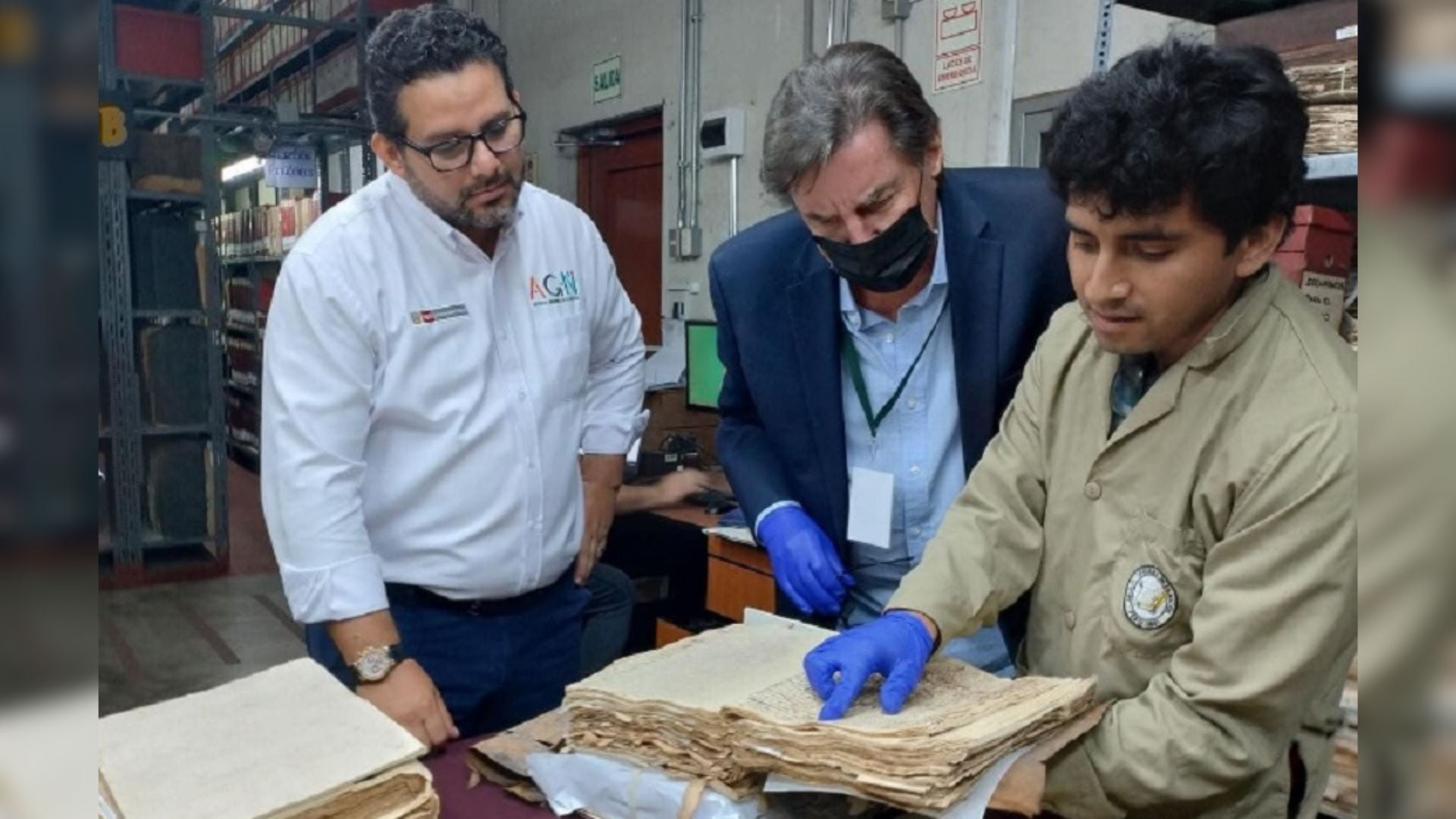 Johnny Schuler, presidente de la Academia Peruana de Pisco, el jefe institucional del Archivo General de la Nación, Ricardo Moreau y el especialista de esa entidad, Julio Hernández. (Foto: Andina)