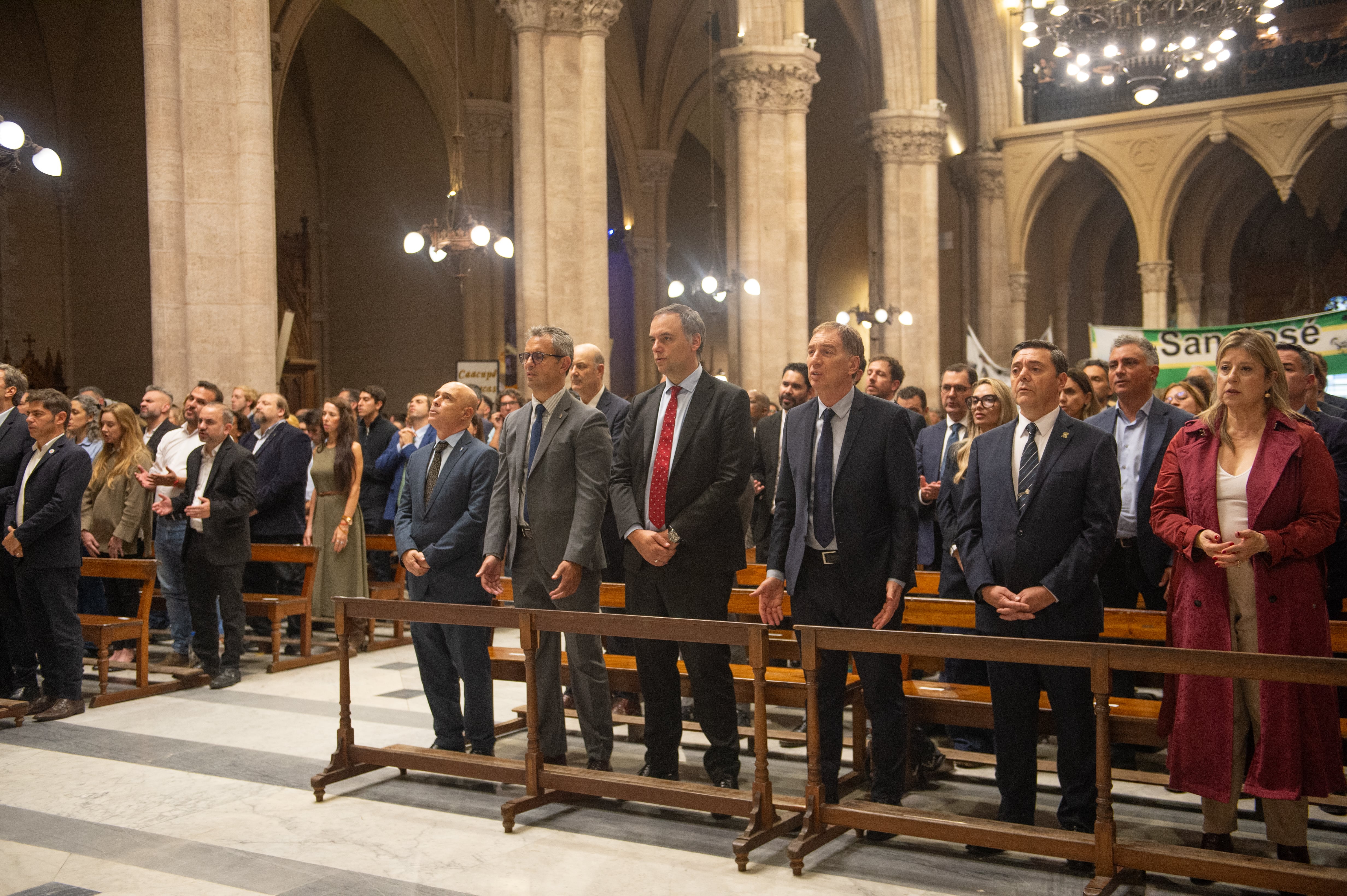 Los integrantes del Poder Ejecutivo en la primera fila de la misa en homenaje al Papa Francisco que se celebró en la Basílica de Luján (Jaime Olivos)