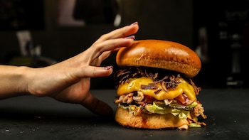 Día Internacional de la Hamburguesa: historia debatida y un fenómeno global entre tradición y mercado