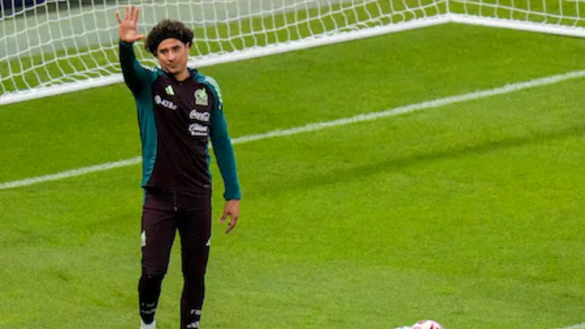 Aclaran que Memo Ochoa no grabó en el CAR con la FMF (AP Foto/Eduardo Verdugo)