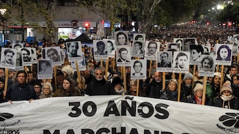 Miles de personas claman en Uruguay por la memoria, verdad y justicia de los desaparecidos durante la dictadura