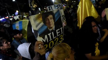 Militantes de Milei fuera de