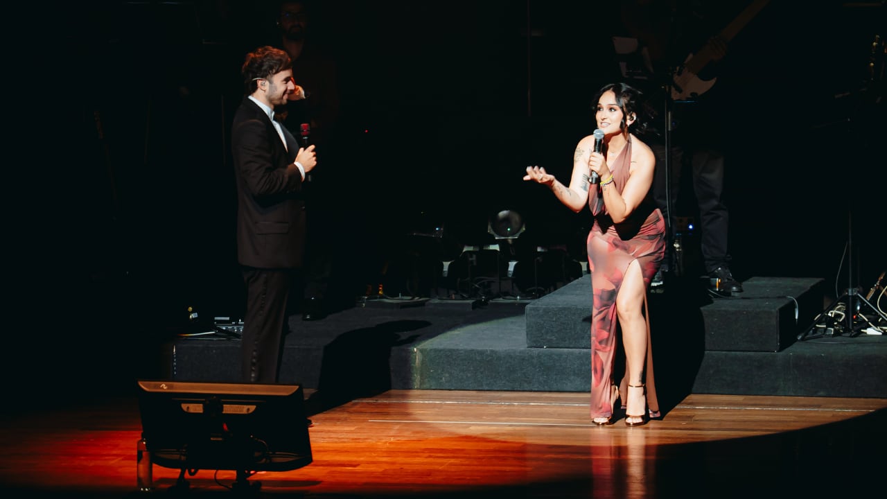 Eva Ayllón interpretó con Adrián Bello el bolero Si tú me quisieras y Daniela Darcourt se sumó en Vas a llorar durante el concierto en el Gran Teatro Nacional. (@aribaltaa)