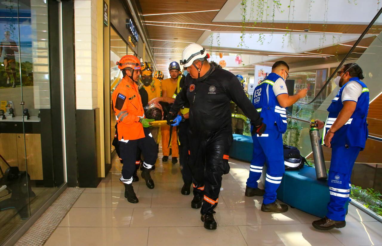 Equipos de socorro brindan atención prehospitalaria a una persona afectada por el siniestro en centro comercial.(Cortesía Secretaría de Prensa)