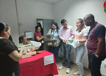Taller de confección de bolsas de tela, para reducir el consumo de plásticos desechables. (Cortesía)