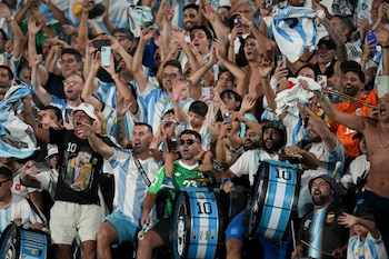 Di Pace: "Los argentinos deberán destinar, en promedio, 10 salarios netos para financiar la travesía mundialista” (AP Photo/Matilde Campodonico)