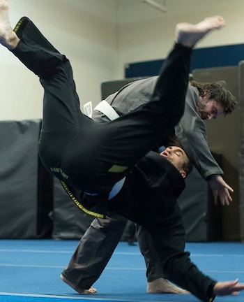 El brutal entrenamiento de Keanu Reeves 6 días a la semana para una increíble transformación física a sus 61 años: "Sale del gimnasio exhausto, pero sintiéndose de maravilla"