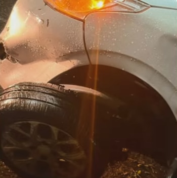 Ochoa explicó que el auto patinó sobre un espejo de agua en una curva y empezó a dar trompos en la calzada