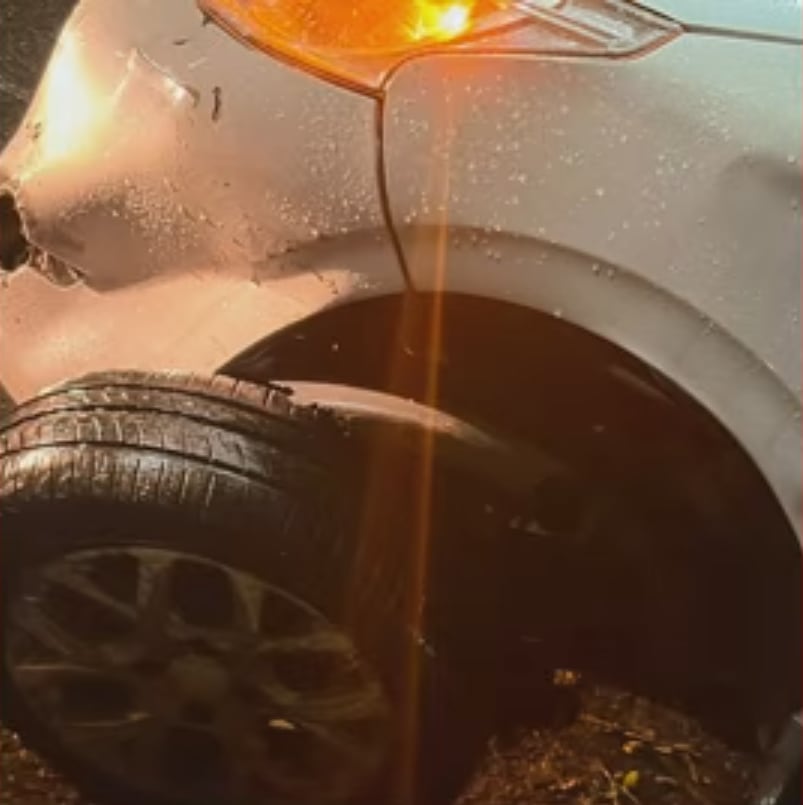 Ochoa explicó que el auto patinó sobre un espejo de agua en una curva y empezó a dar trompos en la calzada