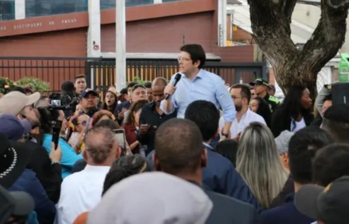 El precandidato estaba acompañado del edil Mosquera y el concejal Andrés Barrios - crédito Prensa Andrés Barrios