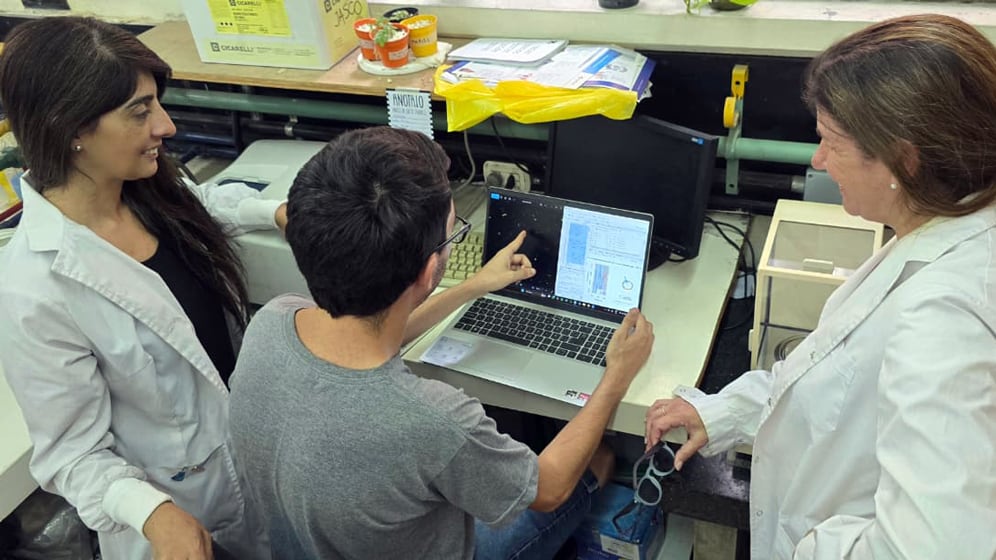De derecha a izquierda: Barbara Perez Mora, Valentin Permingeat, Alejandra Mussi (Gentileza investigadores / CONICET)
