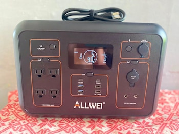 López explicó que un seguidor le dio dinero para comprar el panel solar y la estación portátil EcoFlow para ayudar a sus hijos durante las horas sin electricidad. (Cortesía: Yamislay López)