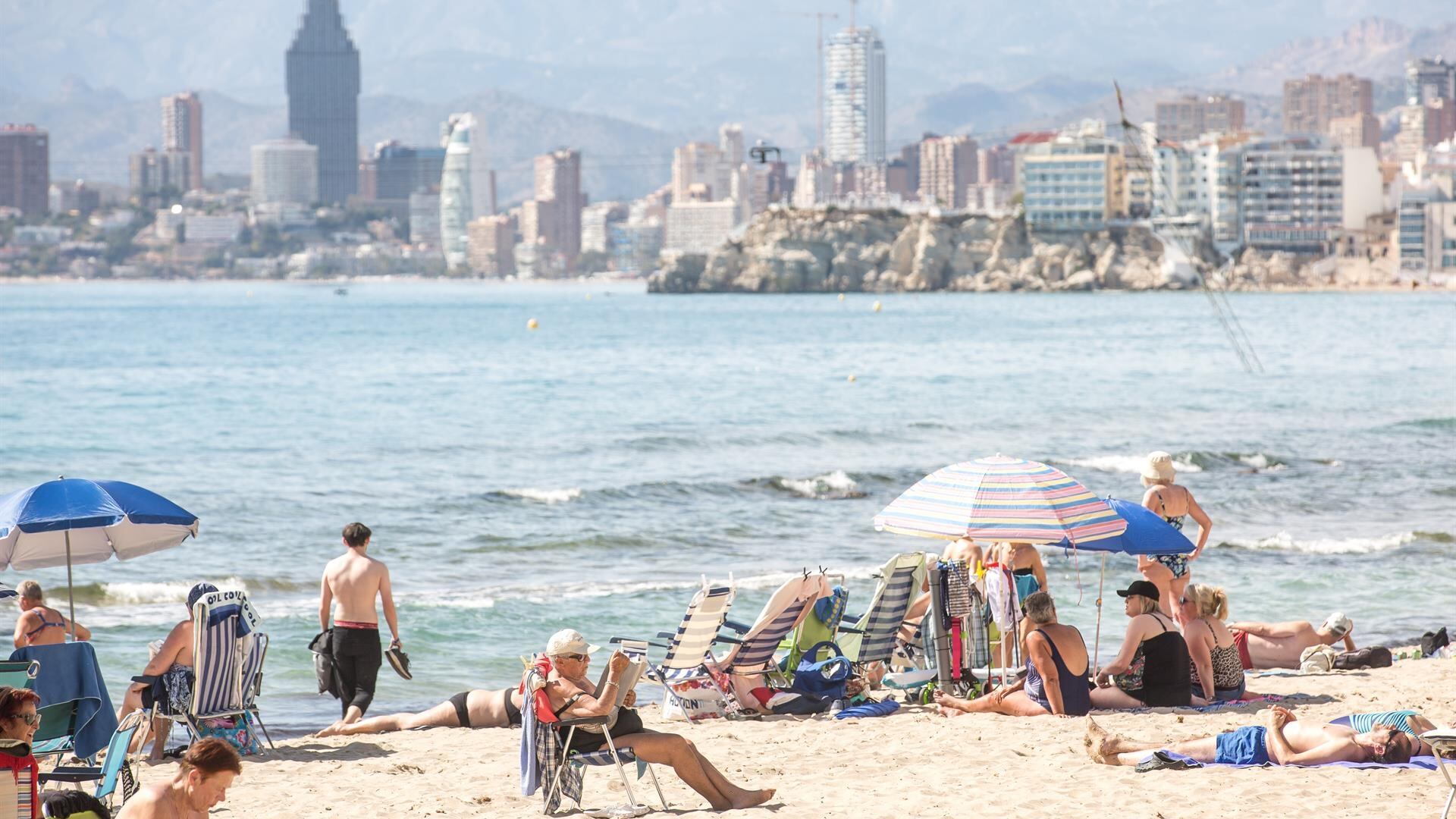 Un grupo de personas en una playa de Benidorm, Alicante. (Joaquín Reina - Europa Press)
