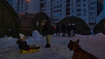 Miles de ucranianos siguen sin