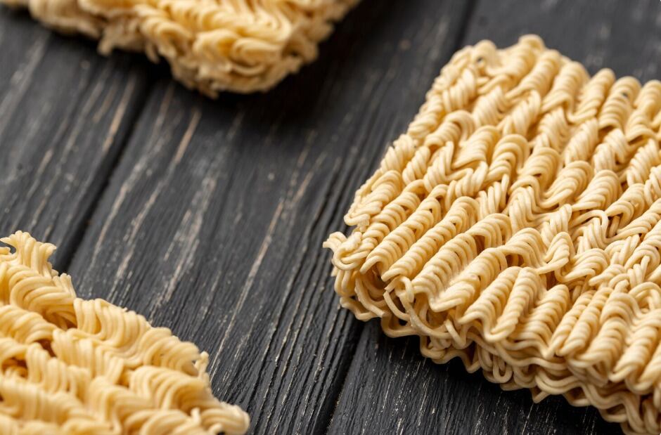 Los fideos instantáneos destacan por su bajo costo y practicidad, pero presentan deficiencias nutricionales importantes (Freepik)
