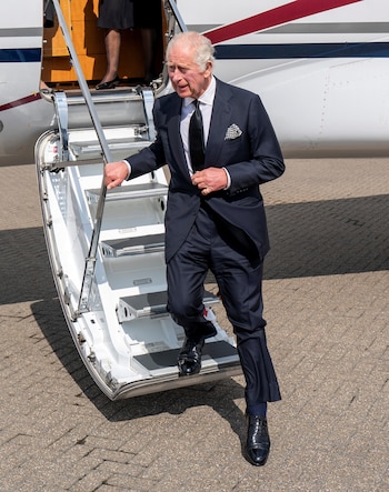 El rey desciende de las escalinatas del avión que lo trasladó a Londres (Arthur Edwards/Pool via REUTERS)