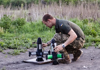 Un militar de la 116ª Brigada Mecanizada operando un dron P1-Sun de fabricación ucraniana para interceptar drones rusos tipo 'Shahed', y otros drones de ataque o reconocimiento en el norte de la región de Jarkov, noreste de Ucrania. EFE/EPA/YEVHEN TITOV